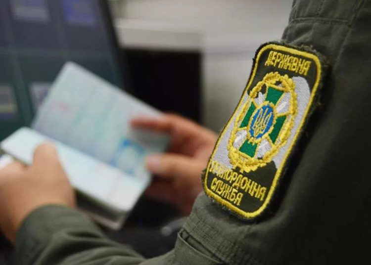 Журналисты и артисты больше не смогут выехать из Украины