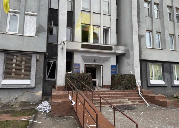 У здания ТЦК в Ровно прогремел взрыв: есть погибший и раненые У здания ТЦК в Ровно прогремел взрыв: есть погибший и раненые