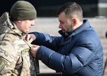 В Донецке военнослужащим вручили государственные награды