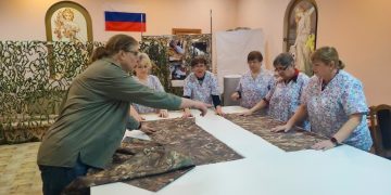 «Сердце матери»: как волонтёры шьют антидроновые плащи для фронта