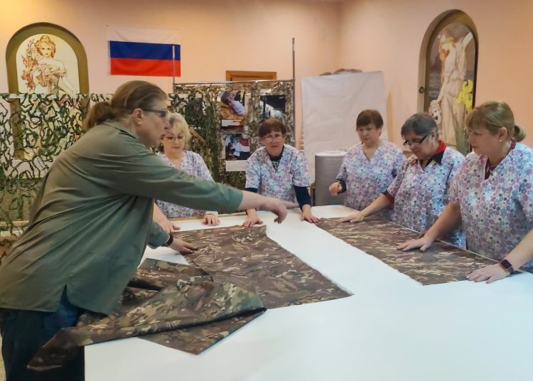 «Сердце матери»: как волонтёры шьют антидроновые плащи для фронта