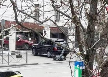 Центр Севастополя оцеплен из-за подозрительного свертка под машиной у здания Заксобрания
