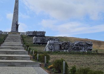 Экскурсия по Саур-Могиле: Прикосновение к величию Экскурсия по Саур-Могиле: Прикосновение к величию