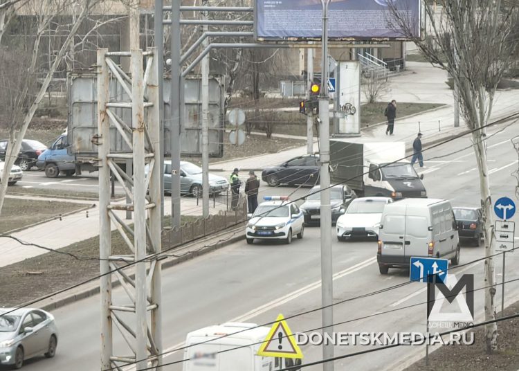 В центре Донецка произошло ДТП с участием BMW и Geely