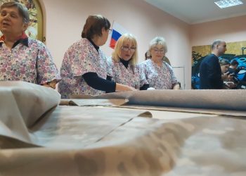 Женские руки против квадрокоптеров: луганские волонтеры шьют антидроновые накидки