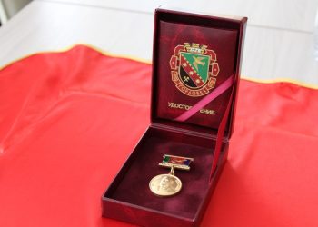 Храбрость героя: Юного горловчанина наградили за спасение одноклассницы