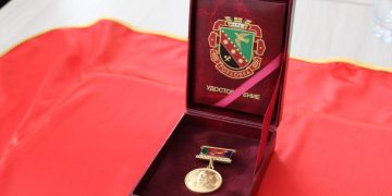 Храбрость героя: Юного горловчанина наградили за спасение одноклассницы