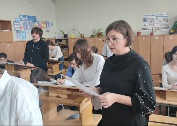 Цветы с неба: В Луганске ученик оригинально поздравил учителя с 8 Марта