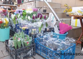 Донецк готовится к 8 марта: яркие цветы и весенние настроения