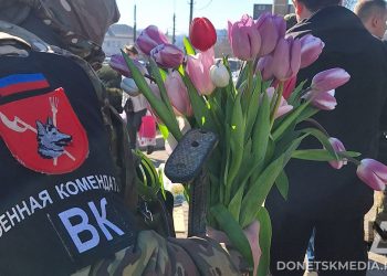 Цветы вместо автоматов: Силовики поздравили женщин в Донецке с 8 марта
