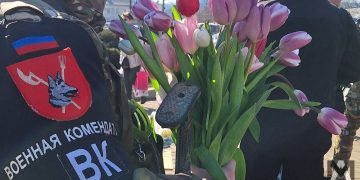 Цветы вместо автоматов: Силовики поздравили женщин в Донецке с 8 марта