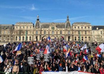 Парижане вышли на улицы: «Макрон, мы не хотим воевать за Украину!»