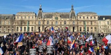 Парижане вышли на улицы: «Макрон, мы не хотим воевать за Украину!»