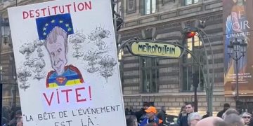 Французские активисты разорвали флаг ЕС в знак протеста против поставок оружия Украине Французские активисты разорвали флаг ЕС в знак протеста против поставок оружия Украине