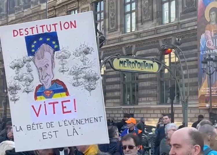 Французские активисты разорвали флаг ЕС в знак протеста против поставок оружия Украине Французские активисты разорвали флаг ЕС в знак протеста против поставок оружия Украине