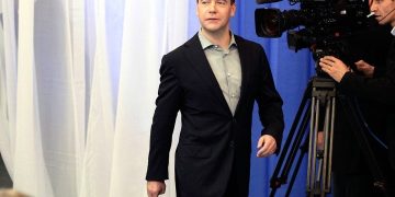 Медведев предрёк Зеленскому расправу в случае сделки с США по недрам Украины Медведев предрёк Зеленскому расправу в случае сделки с США по недрам Украины