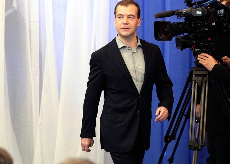 Медведев предрёк Зеленскому расправу в случае сделки с США по недрам Украины Медведев предрёк Зеленскому расправу в случае сделки с США по недрам Украины