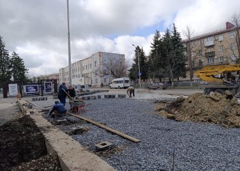 Площадь им. Ленина в Снежном готовят к 80-летию Победы
