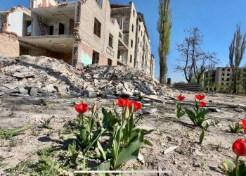 Хрущевку в Авдеевке восстанавливают под атаками дронов