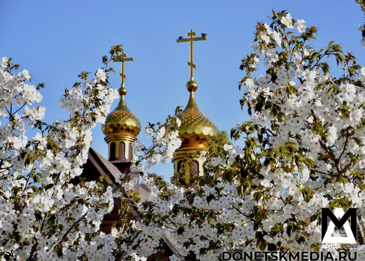 В Донецке православные отмечают Пасху В Донецке православные отмечают Пасху