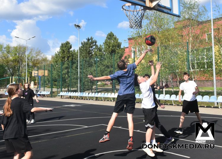 В Донецке прошел мастер-класс по баскетболу для молодежи и студентов В Донецке прошел мастер-класс по баскетболу для молодежи и студентов