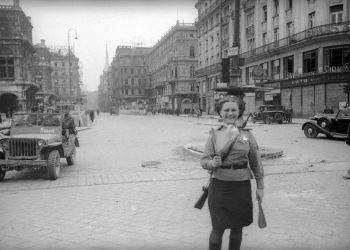 Ожившая фотография: Регулировщица в Вене. Апрель 1945 года