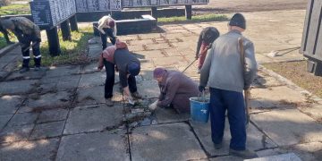 Жители Авдеевки приводят в порядок памятники героям Великой Отечественной Войны Жители Авдеевки приводят в порядок памятники героям Великой Отечественной Войны