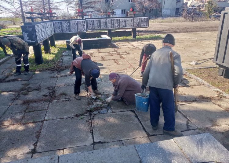 Жители Авдеевки приводят в порядок памятники героям Великой Отечественной Войны Жители Авдеевки приводят в порядок памятники героям Великой Отечественной Войны