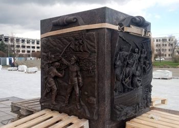 Строители из Санкт-Петербурга возводят в Мариуполе стелу ко Дню Победы Строители из Санкт-Петербурга возводят в Мариуполе стелу ко Дню Победы