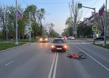 Ребёнок на велосипеде попал под машину в Мариуполе Ребёнок на велосипеде попал под машину в Мариуполе
