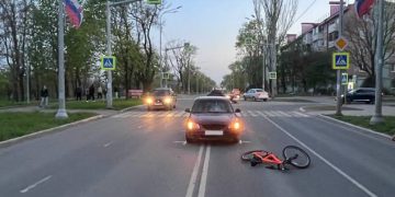 Ребёнок на велосипеде попал под машину в Мариуполе Ребёнок на велосипеде попал под машину в Мариуполе