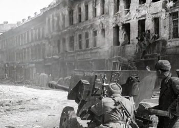 Ожившая фотография: Артиллерийский бой в сердце Будапешта в феврале 1945 года