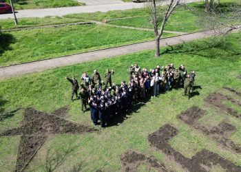 Геоглиф «80 лет победы» высадили сотрудники СК РФ