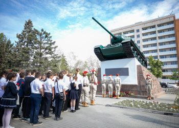 Т-34 вернулся: в Мариуполе открыли памятник танкистам Южного фронта