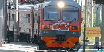 Донецк встречает первый пассажирский поезд за десятилетие Донецк встречает первый пассажирский поезд за десятилетие