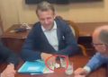 Белый сверток и кокаиновая ложка: Макрон и Мерц попались на видео в поезде в Киев