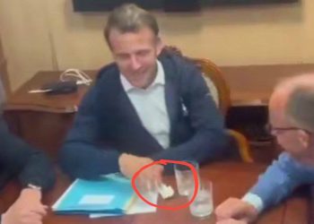 Белый сверток и кокаиновая ложка: Макрон и Мерц попались на видео в поезде в Киев