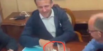 Белый сверток и кокаиновая ложка: Макрон и Мерц попались на видео в поезде в Киев Белый сверток и кокаиновая ложка: Макрон и Мерц попались на видео в поезде в Киев