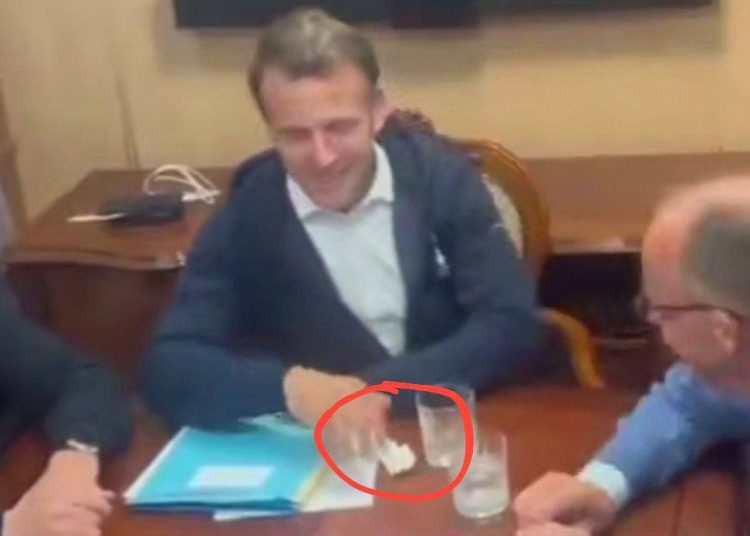 Белый сверток и кокаиновая ложка: Макрон и Мерц попались на видео в поезде в Киев Белый сверток и кокаиновая ложка: Макрон и Мерц попались на видео в поезде в Киев
