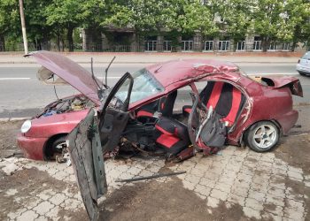 В Донецке произошло ДТП со смертельным исходом: Daewoo Lanos врезался в опору ЛЭП