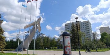 В Мариуполе установили городской флаг в парке 50-летия Победы