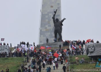 Донбасс чествует героев у мемориала Саур-Могилы Донбасс чествует героев у мемориала Саур-Могилы