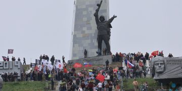Донбасс чествует героев у мемориала Саур-Могилы