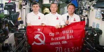 Космонавты с МКС поздравили россиян с 80-летием Великой Победы Космонавты с МКС поздравили россиян с 80-летием Великой Победы