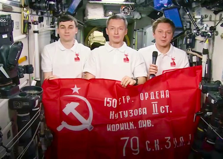 Космонавты с МКС поздравили россиян с 80-летием Великой Победы Космонавты с МКС поздравили россиян с 80-летием Великой Победы
