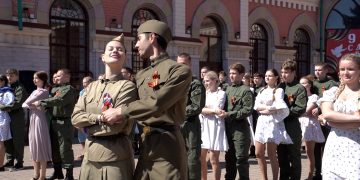 «Вальс Победы»: Дебальцево встречает юбилей Победы с оркестром и танцами