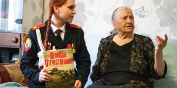 Нас спасла воля к жизни: 91-летняя блокадница учит донецких кадетов не сдаваться