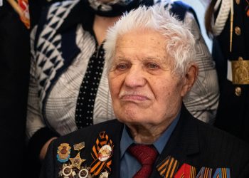 Ветерану из Донецка исполнилось 100 лет: кадеты поздравили юбиляра