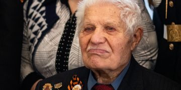Ветерану из Донецка исполнилось 100 лет: кадеты поздравили юбиляра Ветерану из Донецка исполнилось 100 лет: кадеты поздравили юбиляра