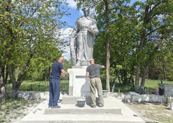 Самарские мастера обновляют мемориал павшим героям в Снежном